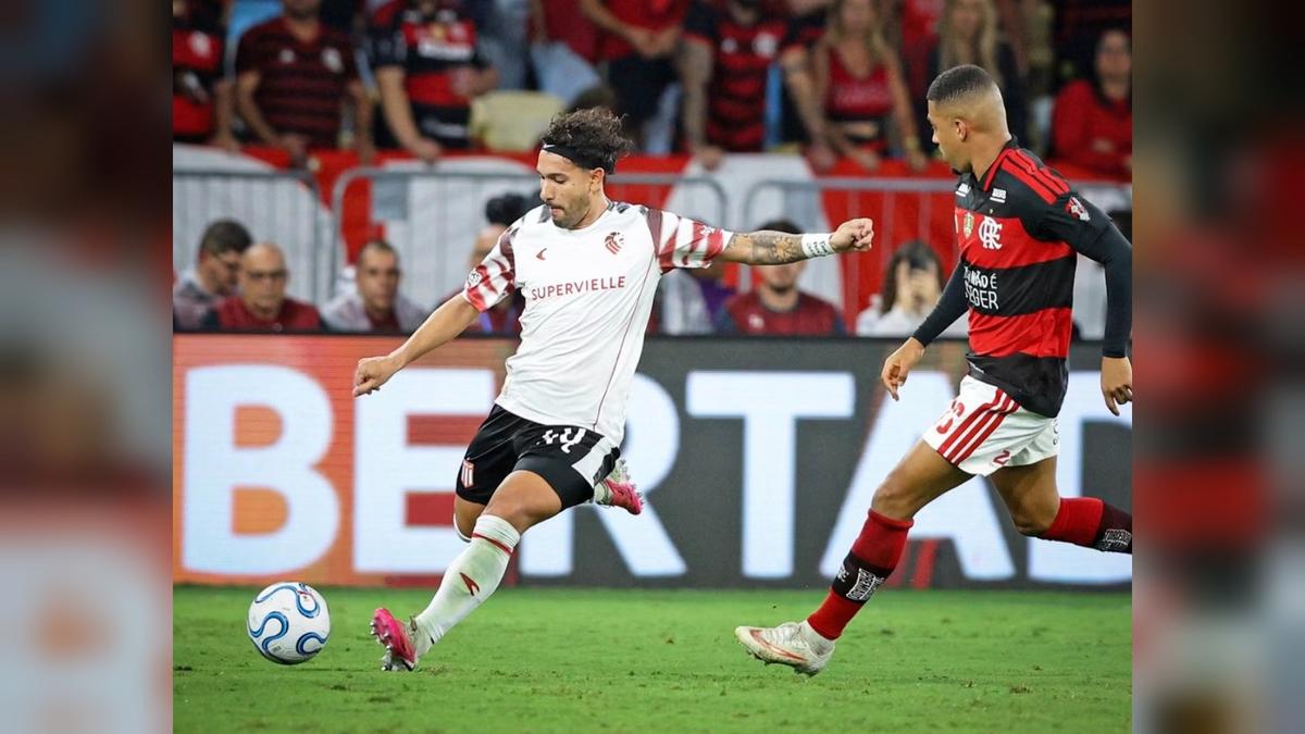 Jogadores de Flamengo e Estudiantes disputam a bola em lance da semifinal no Maracanã.