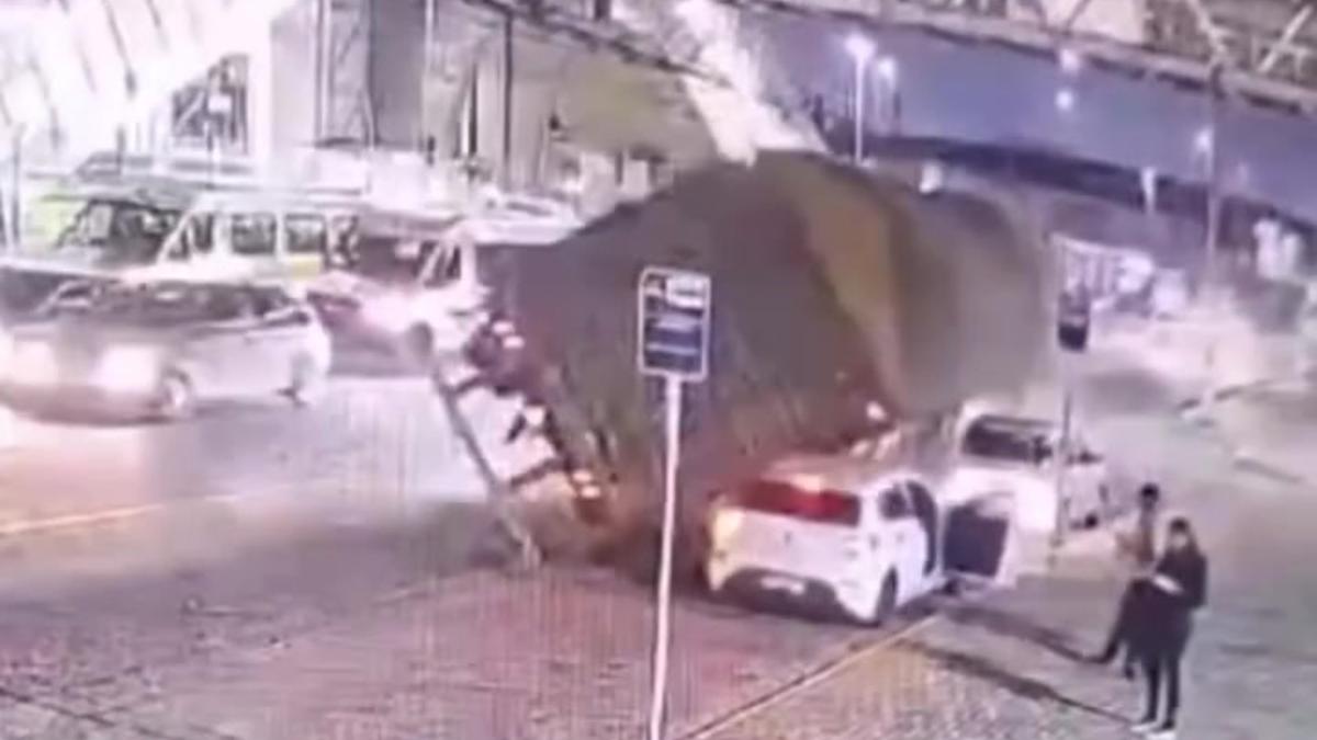 Câmera de segurança mostra caminhão tombado sobre dois carros em Suzano (SP).