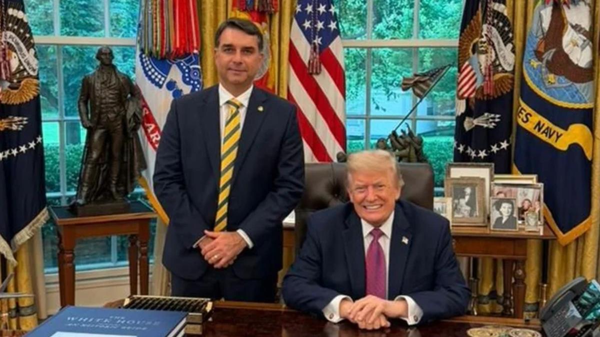 Á esquerda Flávio, á direito o presidente Donald Trump