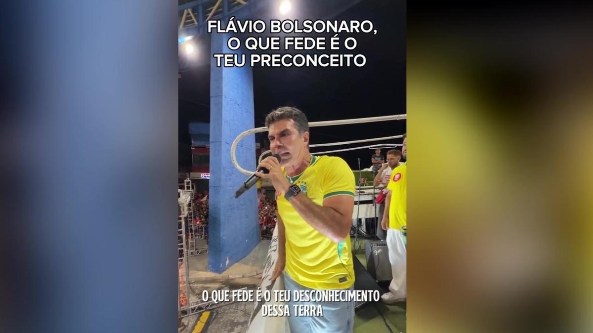 Helder Barbalho fala ao microfone com camisa amarela, com frase sobreposta na imagem.