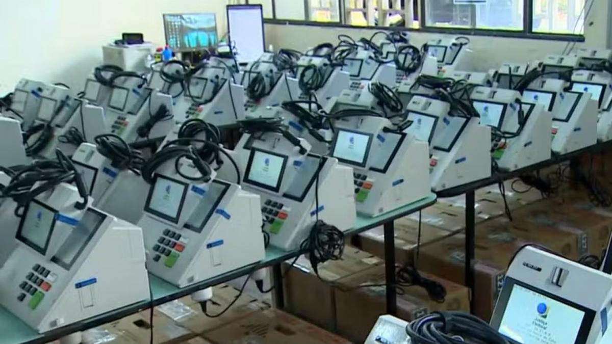 Urnas sendo preparadas para o 2º turno em São José dos Campos. — Foto: Reprodução/TV Vanguarda