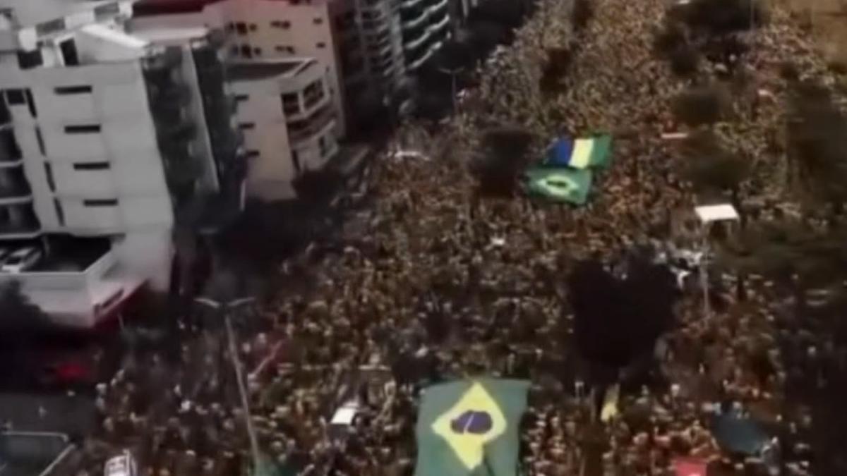 As imagens aéreas mostram a dimensão da concentração e surpreenderam internautas pelo número de pessoas reunidas
