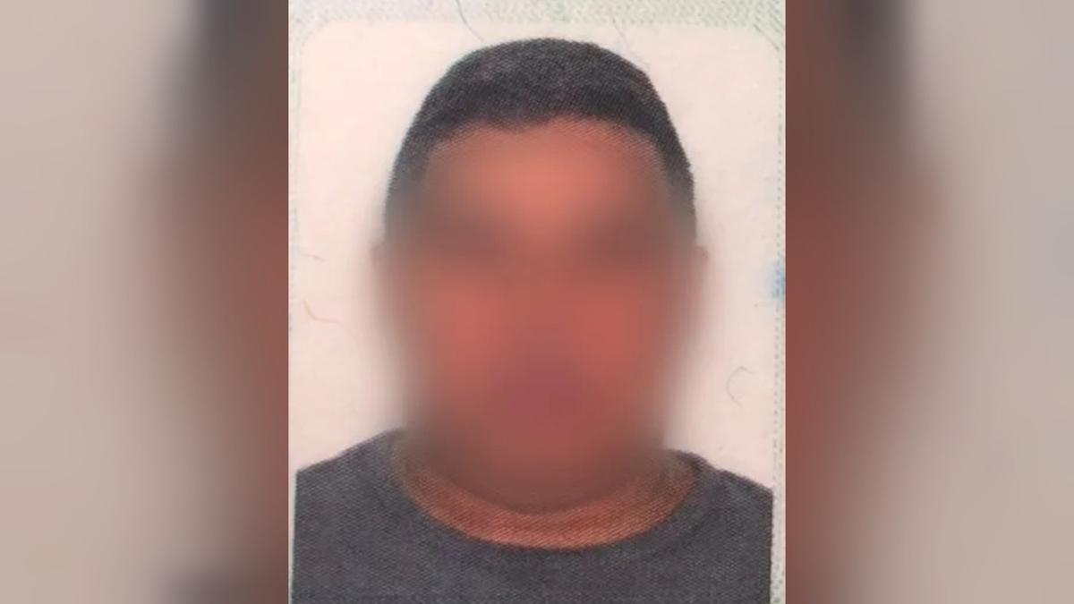 Homens estão junto a uma mesa com documentos.