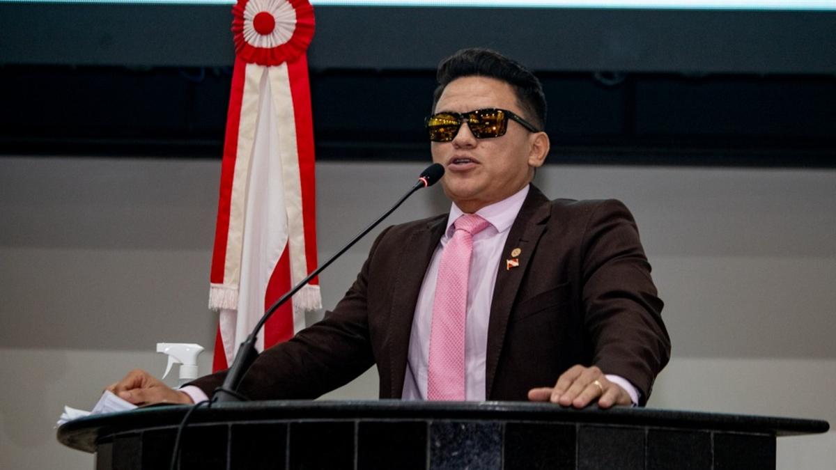 O deputado Bob Fllay (Podemos) discursa na tribuna da Assembleia Legislativa do Pará