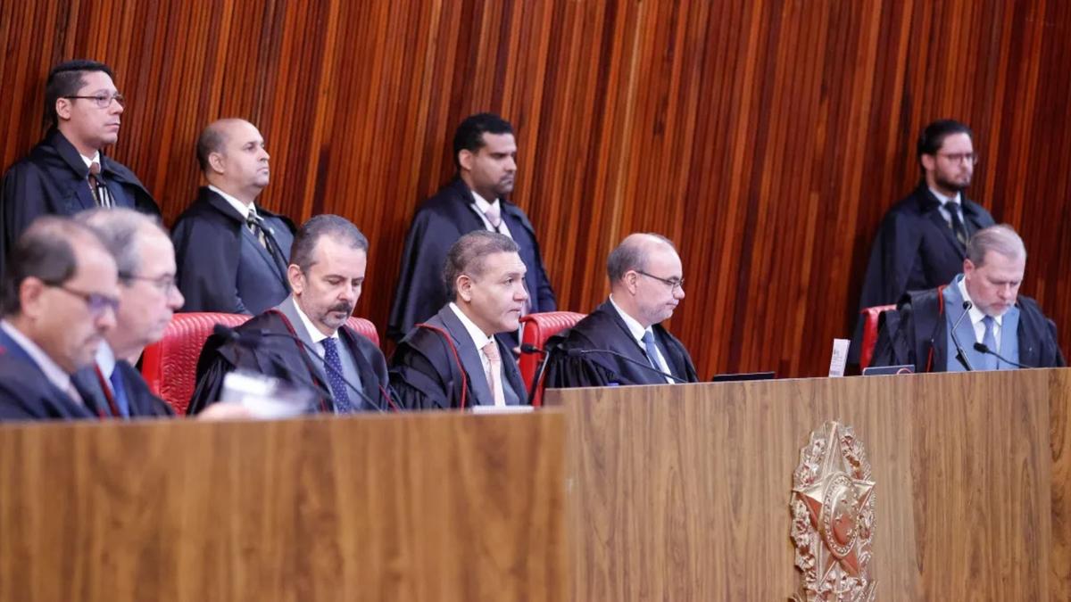Ministros de toga participam de sessão em plenário.