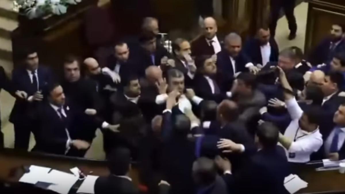 Políticos em luta corporal