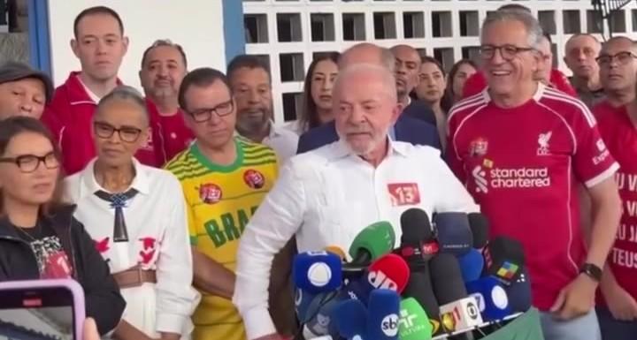 Lula, Janja e apoiadores durante entrevista.