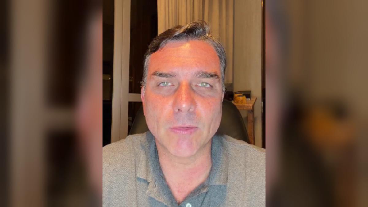 Senador Flávio Bolsonaro fala pela 1º vez durante live no Instagram.