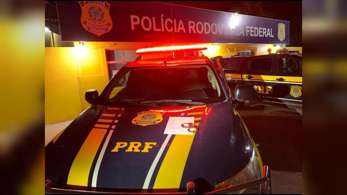 Viaturas da Polícia Rodoviária Federal ficam estacionadas em frente à unidade.