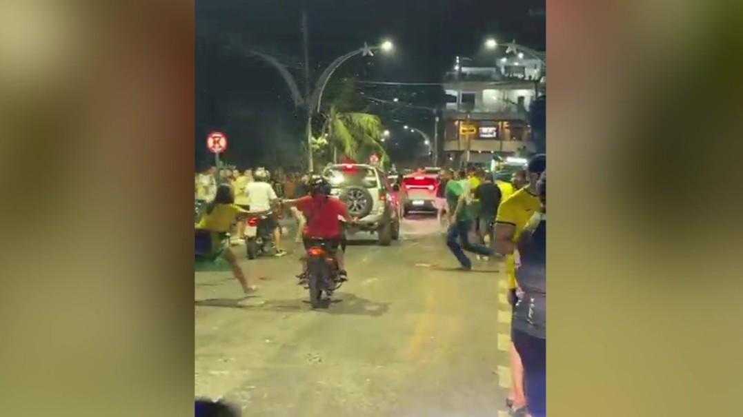 Pessoas, carros e motocicletas ocupam trecho da orla de Santarém à noite.