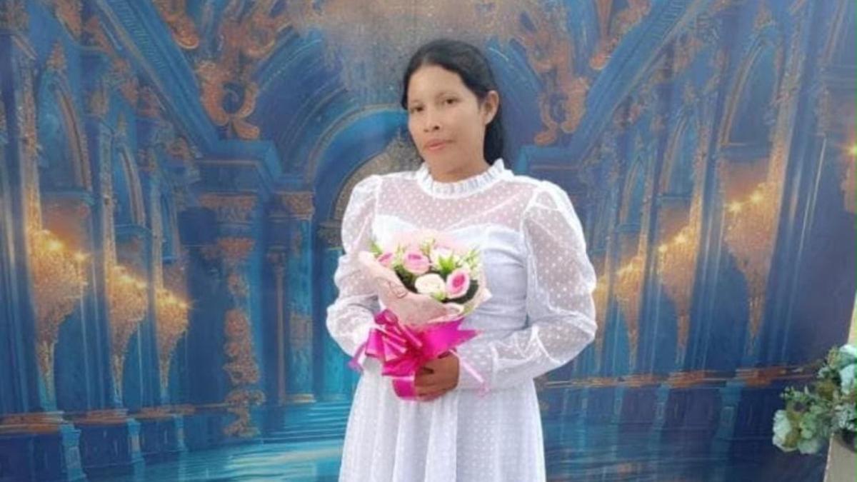 Valdete Farias posa com um buquê de flores