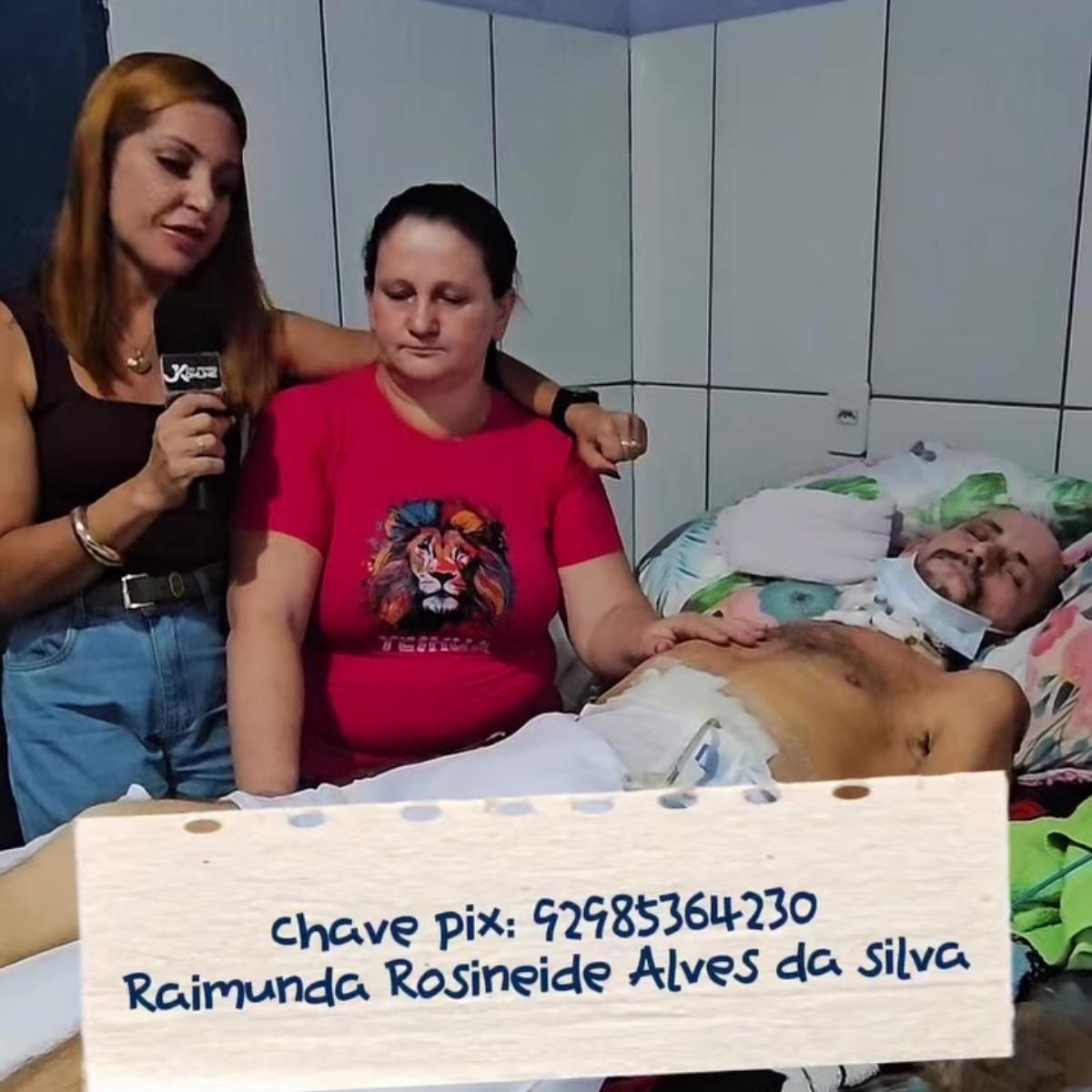 Mulher sentada junto de um homem acamado, com um cartaz de Pix à frente.