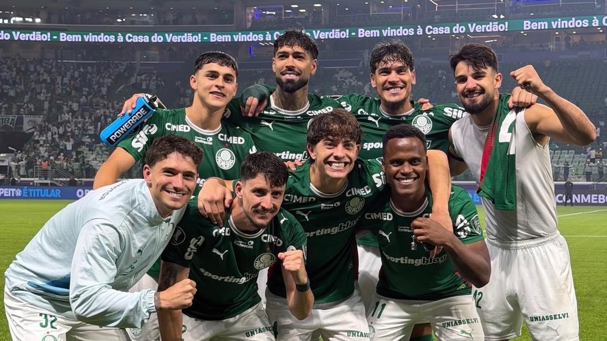 Jogadores festejam após vitória.